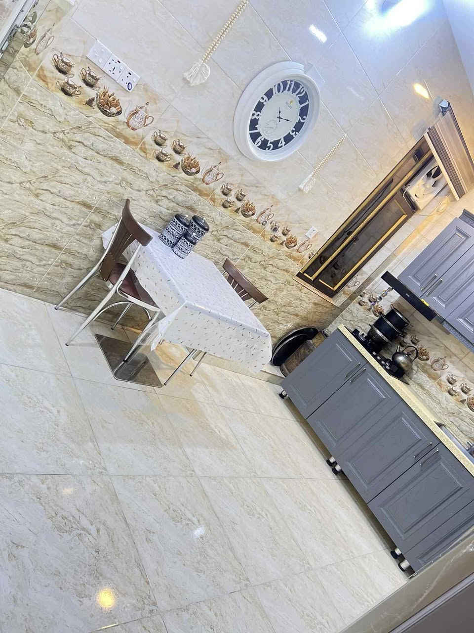 🏡 دار للبيع في الأعظمية – سبع أبكار 🏡

📍 الموقع: قرب منتزه الهبي دي – شارع قصابة الرحمن
📑 السند: زراعي / 25
📐 المساحة: 100 متر (الواجهة 5 × النزال 20)
🏗️ البناء: حديث

✨ المواصفات:

البيت مقسّم إلى 3 شقق منفصلة (بدرج خارجي)

كل شقة تحتوي على: هول، مطبخ، صحيات، غرفة كبيرة، غرفة صغيرة

بيتونة واسعة تصلح مخزن

سطح كبير

✅ مناسب لسكن عائلة كبيرة أو للاستثمار

📞 للاستفسار: *********** – ***********
