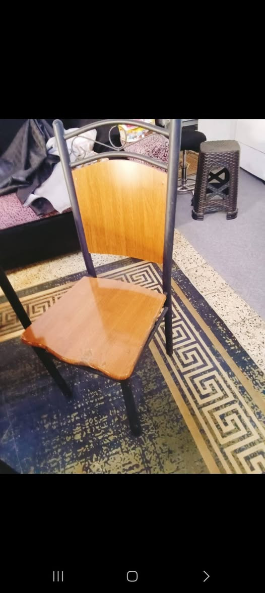 ميز طعام. مع ٤ كراسي.  الميز جدا نظيف. غير مستعمل. فقط الكراسي.   بيهن اضرار بسيطة يرادلهن لحيم بسيط.  السعر ٧٥ الف. بغداد العامرية. وات ساب ***********
