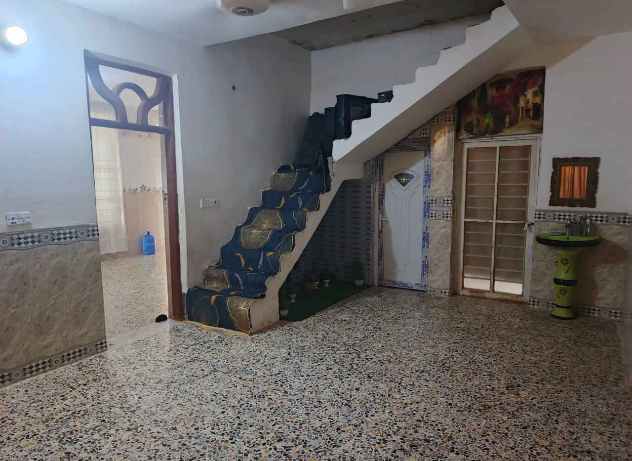 ‏بيت  للبيع في حي الخضراء مقابيل ساحه البيع المباشر قريب علشارع العام
‏
‏المساحة 200متر
‏
‏متكون من غرفتين نوم وصاله ومطبخ واستقبال 
‏
‏خدمات كامله ماء مجاري كهرباء 
‏
‏‪***********
‏‏‪***********‬‏
