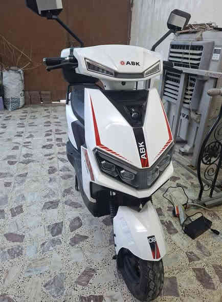 دراجة abk **بطارية ليثيوم** صارلي شهر ونص من اخذتهة
من مؤيد طيارة بواحد و300 دراجة نضيفة سبب بيع مشاويري هواي فا شحن ميفيدني
رايدهة بمليون وبيهة مجال بسيط
مكاني بغداد حي كوفة 
***********
