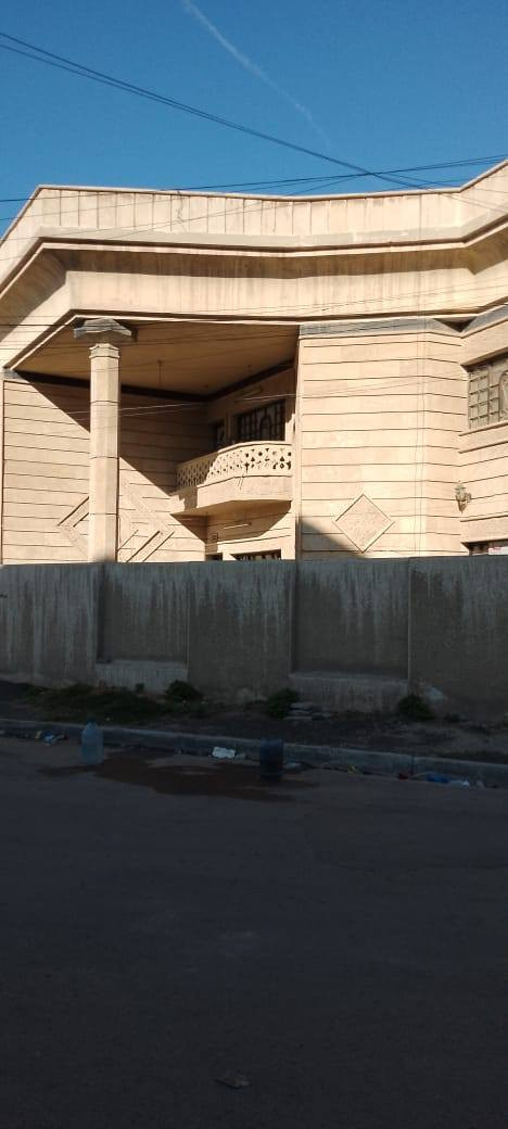 بيت للبيع ركن تجاري على شارعين حي القاهرة الشماسية خلف دور الارامل قرب الشارع العام يبعد 100 متر عن شارع باب المعظم شعب مقابل مطعم القاهرة
مساحة 160 م
طابقين يحتوي الطابق الارضي على صالة 5 *6 وغرفة نوم 4 * 5 ومطبخ حار وبارد  ومناور وحمام + تواليت
الطابق الثاني ثلاث غرف نوم مع صحيات
للاستفسار الاتصال مع صاحب الدار مباشر 
***********
