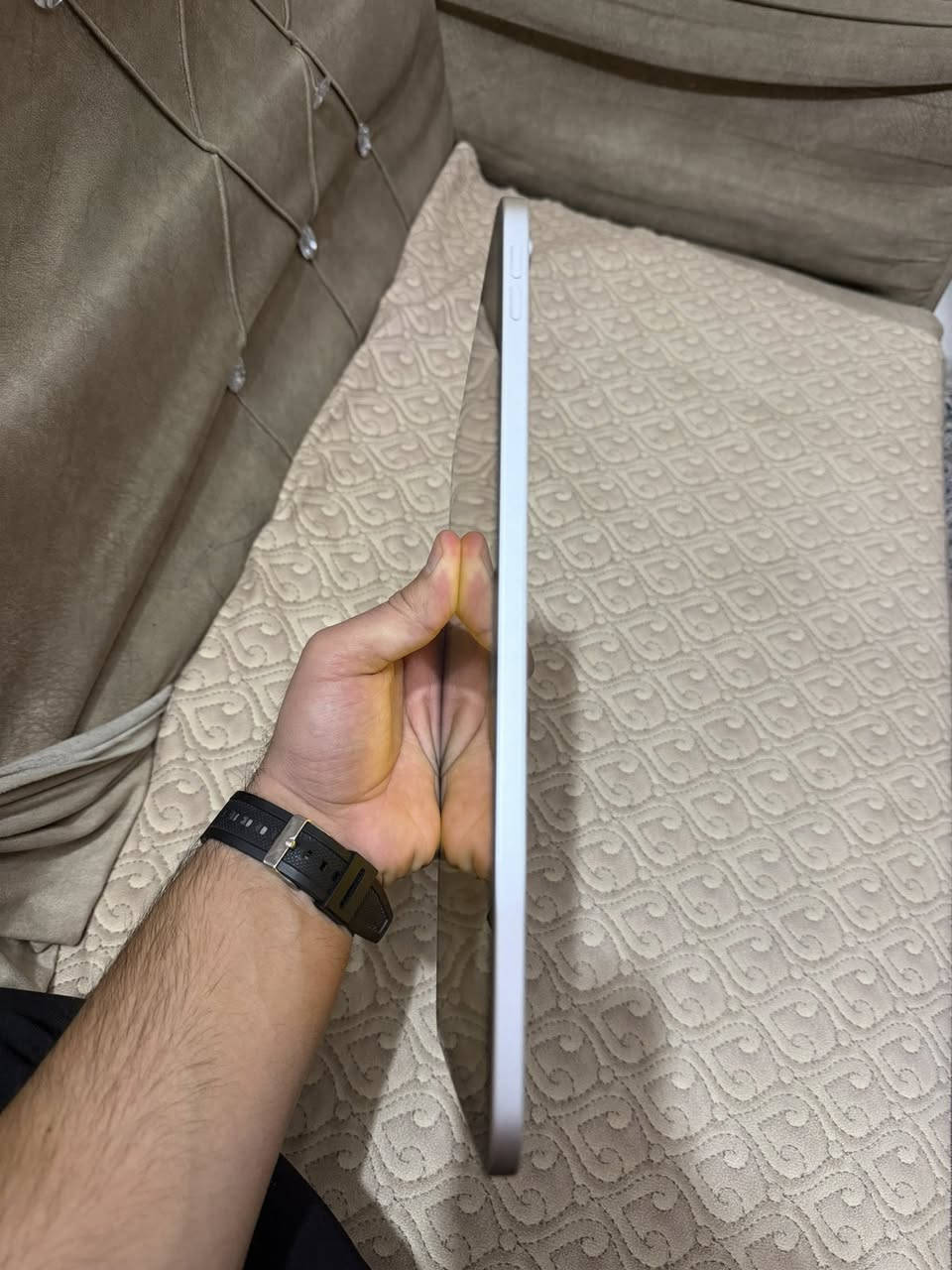 سلام عليكم ايباد 10 للبيع
ذاكرة 256 بطارية 99 
الجهاز ما مفتوح أطي بي ضمان 
غراضه كاملة شاحنة ولكارتونه 
مكاني بغداد الشعلة 
*********** بي واتساب
