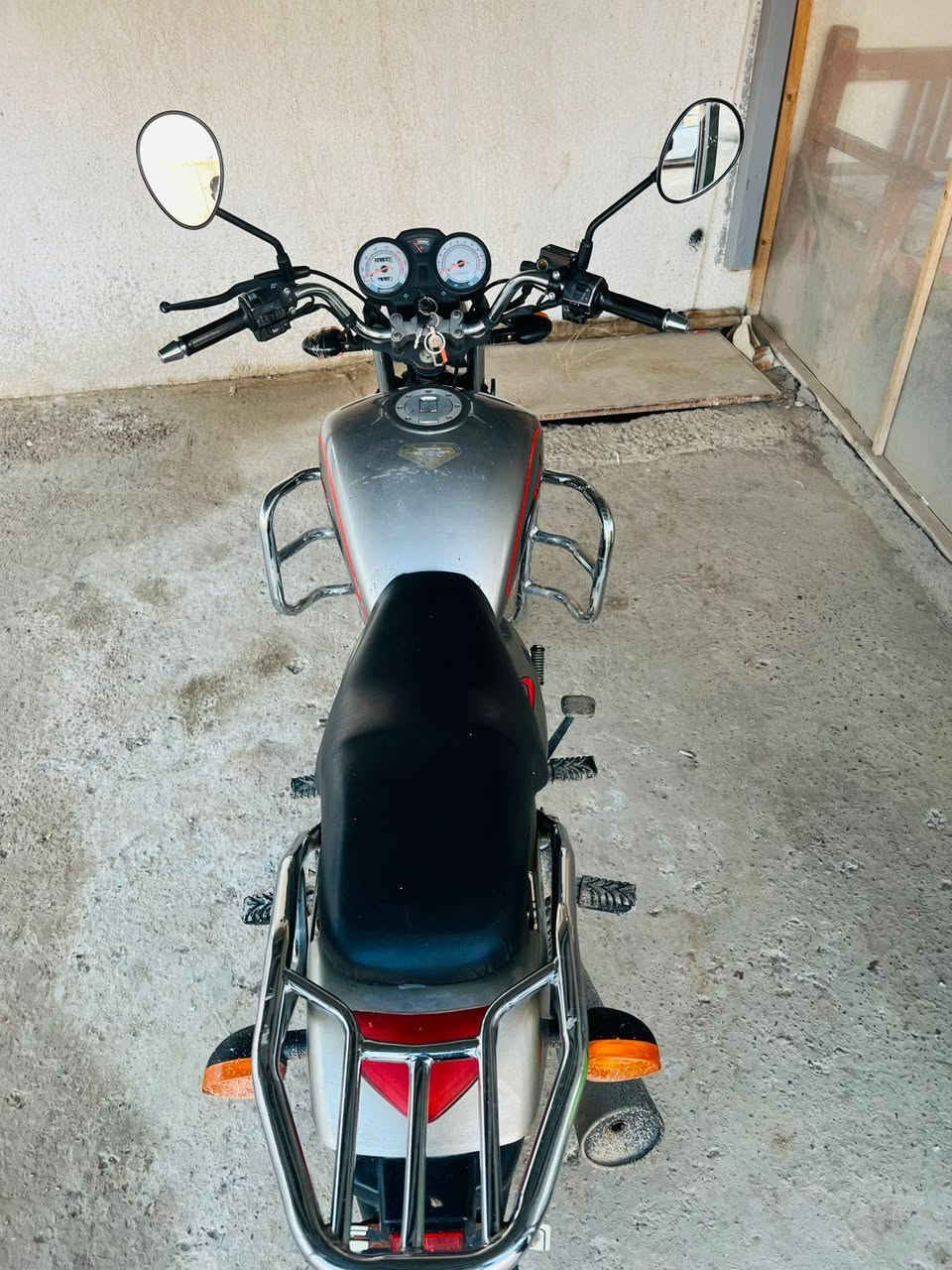 السلام عليكم دراجه للبيع
النوع MZ ✅
الموديل 2019
فئة المحرك 200 cc💨
الوان مثل ماهو واضح كدامك اسمنتي 
دراجه نضيفه بمعنه الكلمه 
السعر خاص او انتصل عل رقم 
***********
