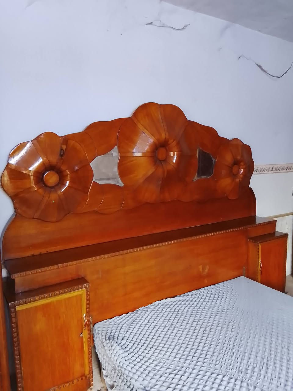 صلي على محمد وال محمد 
غرفه خشب صاج عراقي ابو 5ملم داخل وخارج صاج الغرفه نضيفه كامله مكمله مابيها كل ضرر صبغ وتلميع ويدات وقفاله كله جديد يعني بس تشدها. مكاني بالقاسم للاستفسار عن السعر اتصل او راسل ***********
