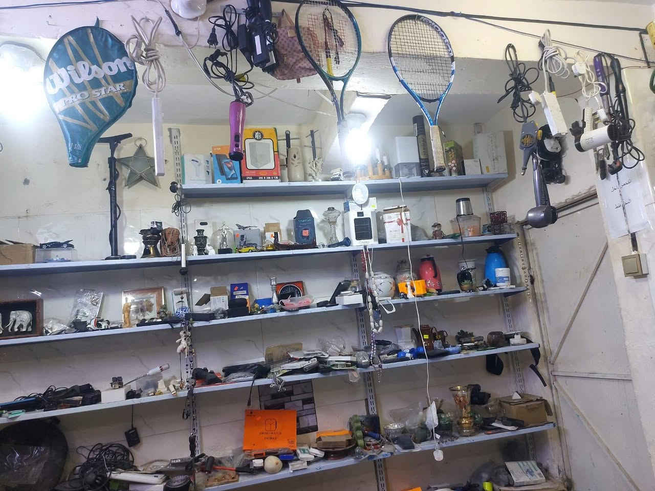 للبيع اغراض  محل بالات امزون مامستخدم محل كامل مجهز من اجهزة كهربائية وتحفيات وأنتيكات وعدد يدوية ومنزلية وزجاج بالات متنوعة اصليات ماركات عالمية البيع شلع مع الرفوف او بدون الرفوف كوت الكفاءات بداية شارع الكفاءات بعد الاشاره المرورية مجاور المشتل محلات امزون للبضاعة الاوربية الاصلية *********** سعر مناسب جدا جدا دهل اوران, واسط
