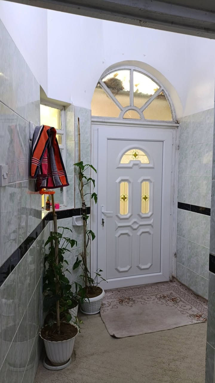 ئەم خانووە بۆ فرۆشتن و گۆڕینەوە 
ڕوبەری 160 مەترە دوو قاتە لە گەڕەکی ئاوارەکان نزیک هەموو خزمەتگوزاریەک بۆ نرخ کێ ویستی تێل بکات. ***********
