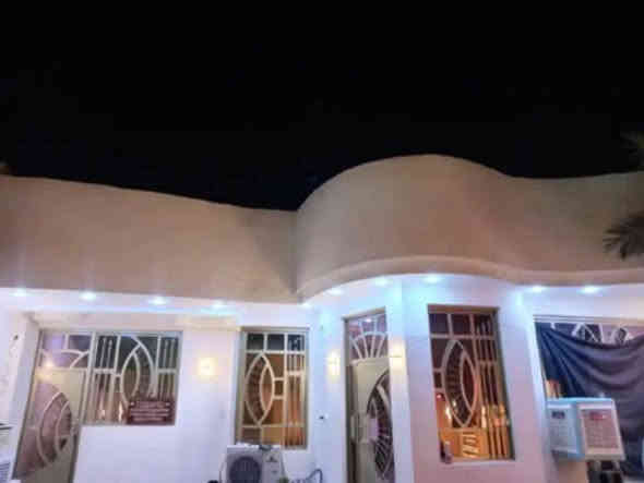 سلام عليكم عندي بيت البيع مساحت 500 متر عدد غرف نوم 3 مطبخ صاله  كراج صحيات خارج وداخل لاستقبال 10 أمتار عنوان بغداد سياحية بانزين خانه جواهر شارع تجار ولستفسار عى رقم ***********  طابو سند 25اااااااالسعر 145
