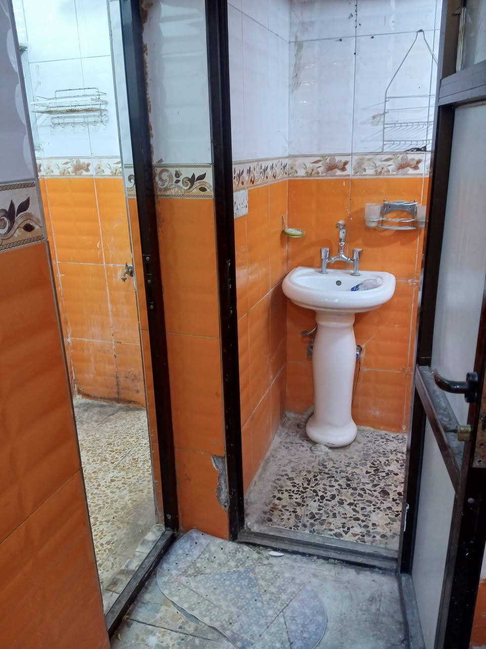 بيت الإيجار حريه الأولى فرع مطعم بابا عن مساحه ٦٥ متر عكاده بس نظيف جدا غرفتين وصاله ومطبخ وحمام وتواليت طابقين وسطح جاهز من كلشي مطور ماء وتانكي وخط مولده *********** واتساب
