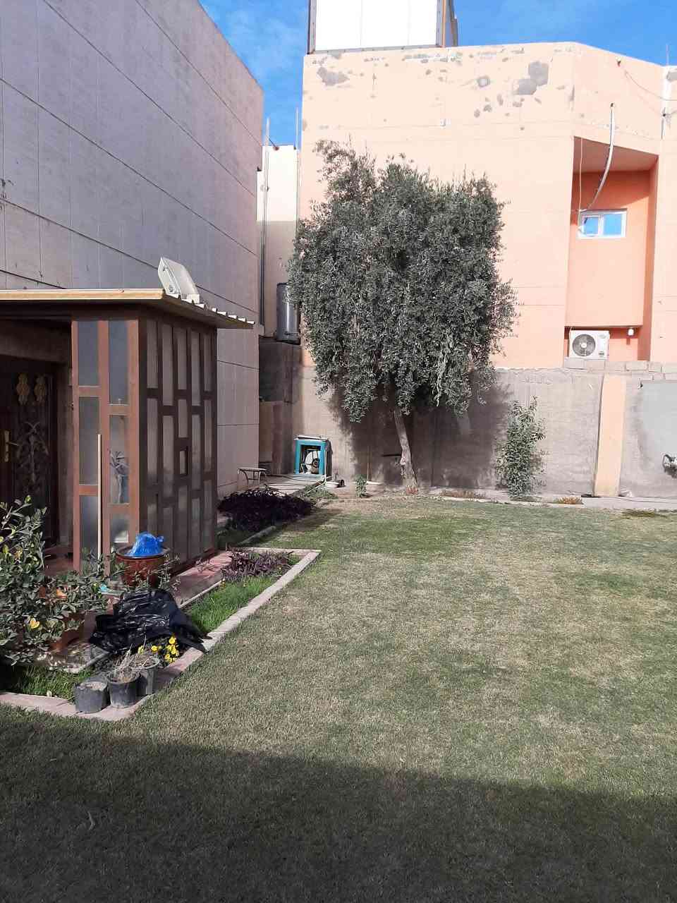 بيت +قطعه أرض متجاورين طابو صرف في الرمادي دور المخابرات (حي اليرموك ).
مساحه البيت ٢٢٧.٥م٢بواجهه ١٠م يتكون من طابقين استقبال .هول.٣ غرف نوم صالتين .مطبخ . صحيات ٢ + القطعه عبلره عن حديقه جانبيه  ٢٣٢.٥م٢ بواجهه ١٠م .
المنطقه مخدومه ١٠٠%  ماء .صرف صحي .كهرباء وارصفه وتبليط حديث ٨م .
العنوان فرع مدرسة بغداد والمدرسه التركيه ثاني فرع عاليسار ٤ و٥ بيت عاليسار 
ويبعد عن جامع محمد الفاتح ٦٠م ....
سعر المتر ٨٠٠ الف قابل للتفاوض...
ممكن البيع للكل او للجزء كل على حده ..
السند لكليهما باسمي ..ومسؤول  مسؤوليه مباشره عن التحويل ... *********** خالد عبد
