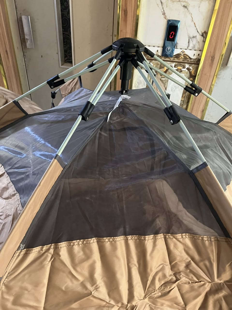 سلام عليكم خيمة 🏕️ امريكا 🇺🇸الصنع درجه اول سريعه النصب اصلي تكفي ٣ اشخاص بطنه قماش شتوي و قماش صيفي تكدر تستخدمه بي شتاء بي صيف مع جنطه حمل مع ملاحقاته السعر ٥٠ يوجود توصيل/***********
