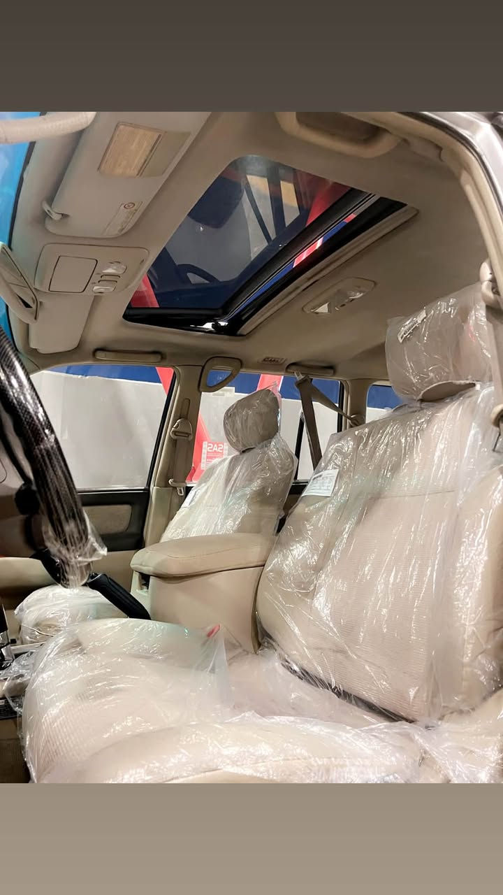 ‏Toyota land cruiser 2006
مۆنیکا ٢٠٠٦  G.X.R
مواسەفات فوول
ناو زەرد و فۆڕمیگا
گێڕ ئۆتۆماتیک
سڵاید و سەلاجە
قوفلی ئەکسل (diff lock)
چوار تایەی لۆکی لە ژێرە 
گێڕ و مەکینە و ئەکسلی بەشەرت
تەنها يه ك پەڵە بۆیاخە بچوک 
هەموو گیانی بەشەرت هیچ مەسرەفێکی تیانیە 
183$ گەڵا و کەمێک معامەله 
 ***********📞
