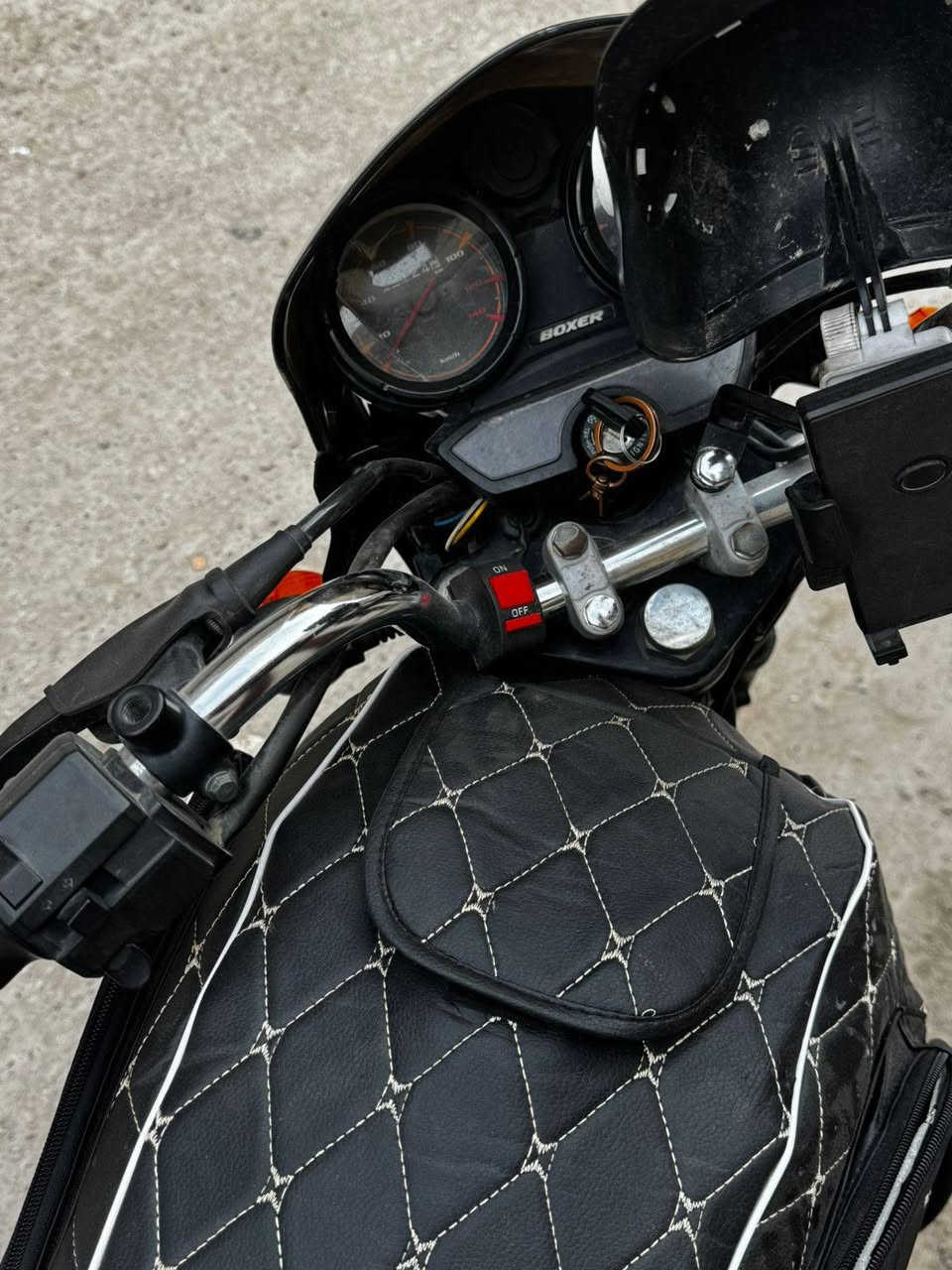 السلام عليكم بوكسر موديل 21 للبيع
الدراجه مجفته تجفيت شركه قبل شهر مجفتهه الدراجه متعوب عليهه ما بيهه اي نقص بس كفر صفاحي الدراجه مرقمه بأسمي وثاني يوم تحويل مكاني الغزاليه جرف الملح 
السعر مليون و850
*********** هاذه رقمي بي واتس
