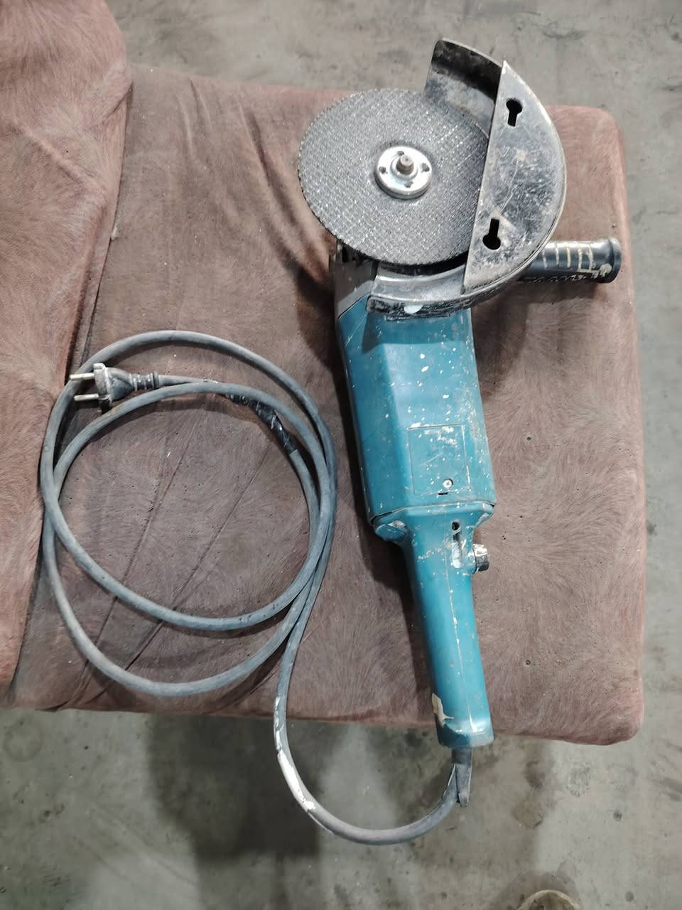 سلام عليكم كوسره بوش الماني قديم شغاله نضيفه للبيع مكاني بغداد الحسينيه مال الراشديه السعر 100 او بيهة مجال ماعندي توصيل ***********
