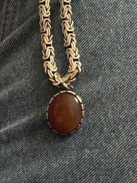 خرزة عـقيق يماني طبيعي اصلي ،، للـبيع سعرها (75) الف دينار للاستفسار 0...