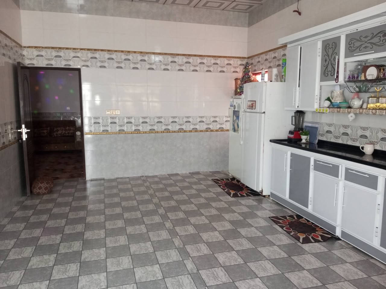 سلام عليكم بيت للبيع مساحه نصف دونم ومساحت بناء 200مترعنوان الهارثه قرب محطه مشمشه ***********

