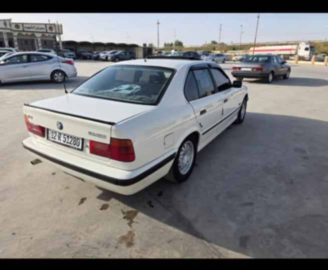 525 موديل 91 
محرك كبس شقل الشركه 
گير عادي 
 مصبوغة جماليه عام 
 جامات الاماميات كهربائي 
جامات الخلفي هندر 
 تنته هندر 
 تبريد ثلج 
تواير اربعه جديده كشانه جلد لون ابيض واسود 
السعر 45 ورقة 
أو يرهم مراوس بسيارة 
اذا اكو موديل  8 فما فوق  للاستفسار الاتصال على الرقم 
***********

 ابو گلوش كركوك, العراق
