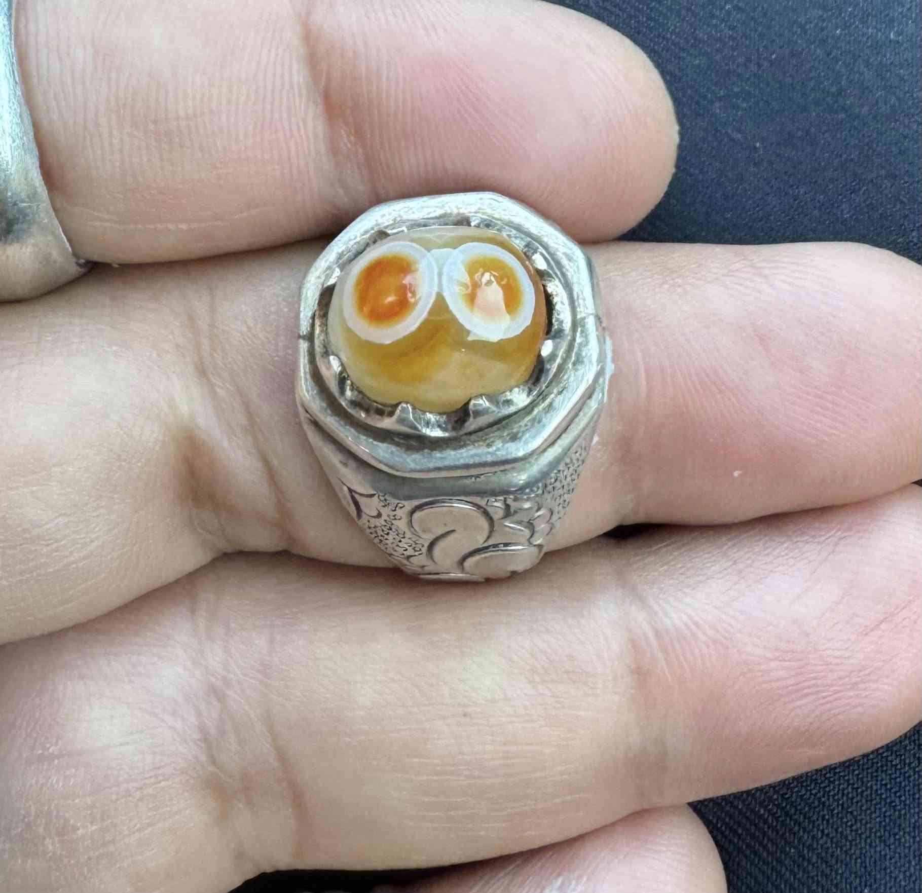 عينتين هندي صياغة يدوية ثقيلة خاتم جميل مكاني بغداد للبيع ما اراوس عذرا
@إشارة


**إذا كنت صاحب هذا الإعلان وتريد حذفه لأي سبب، رجاءا أرسل رسالة إلى الدعم الفني**