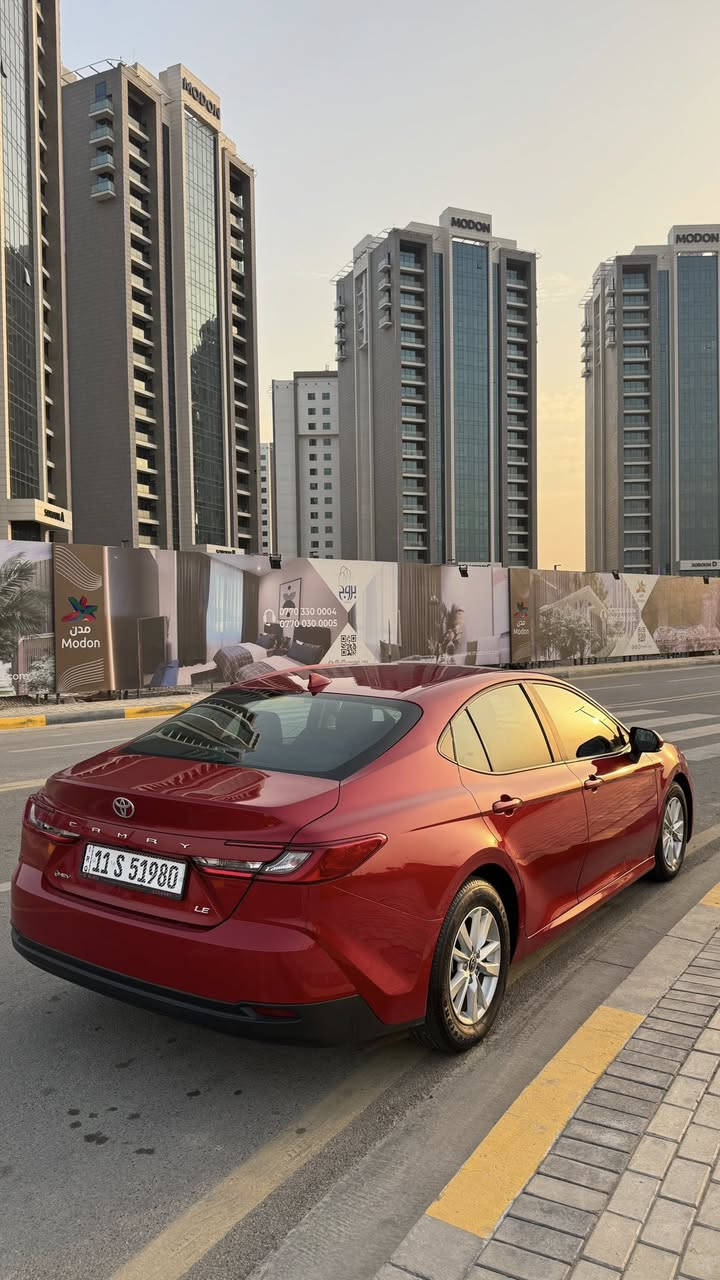 يالله
🚗 للبيع | تويوتا كامري LE موديل 2025 🚗
بحالة الوكالة – نظيفة جداً
بدون صبغ  فقط ربع دعاميه 
🔹 المواصفات الفنية:
 • محرك 4 سلندر 2.5 لتر
 • ناقل حركة أوتوماتيك
 • دفع أمامي
 • استهلاك وقود اقتصادي جداً

🔹 التقنيات والراحة:
 • شاشة لمس 
 • Apple CarPlay & Android Auto
 • نظام تشغيل بدون مفتاح (Smart Key)
 • زر تشغيل المحرك
 • مكيف هواء أوتوماتيك
 • تحكم بالمقود
 • شاشة معلومات متعددة

🔹 الأمان:
 • نظام مانع الانزلاق
 • نظام الثبات الإلكتروني
 • فرامل ABS
 • توزيع قوة الفرامل EBD
 • مساعد الفرامل BA
 • وسائد هوائية أمامية وجانبية
 • نظام تنبيه مغادرة المسار
 • رادار تفادي الاصطدام
 • مثبت سرعة ذكي  
            السيارة بدون شواصي 
بدون دواخل 
(بدون ايرباك) كلها سليمه 
• صيانة منتظمة
السعر  : 240  وبي مجال
📍 الموقع:بغداد / حي الجامعة
📞 للتواصل:***********
