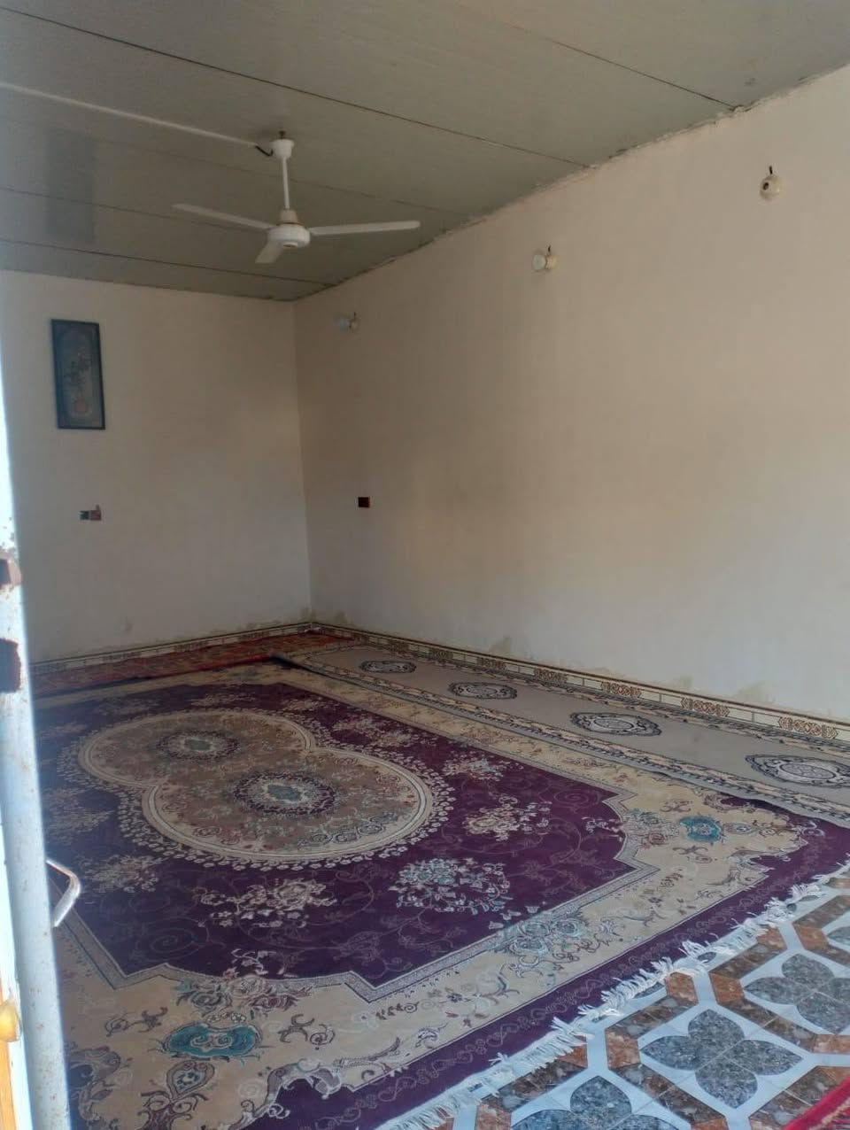 ياالله يوجد بيت زراعي للبيع حي المتنبي مقابل مدرسة الخيرات يبعد عن الشارع العام مأتة  متر المساحه مئتين متر السعر يرجى الاتصال على *********** ***********
