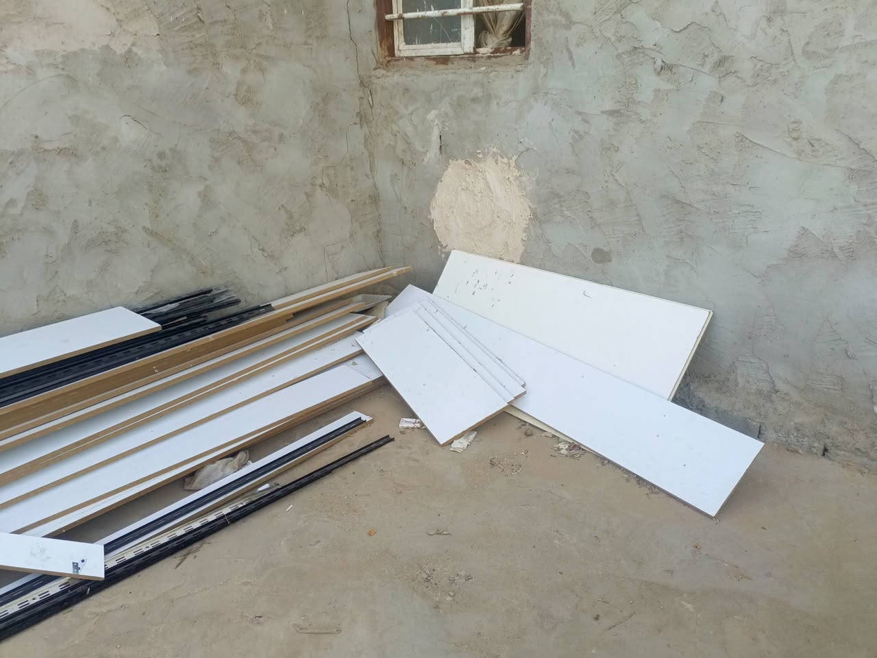 رفوف مجمع كامل المساحة 100متر مع كاشير 

للأستفسار واتساب ***********
