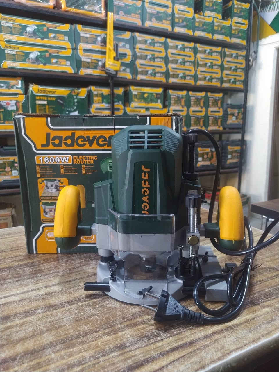 ✅فرازة خشب 1600W 

⬅️الجهد الكهربائي: ٢٢٠-٢٤٠ فولت ~ ٥٠/٦٠ هرتز

🔝القدرة الكهربائية: ١٦٠٠ واط

🔝سرعة الدوران بدون حمل: ٢٢٠٠٠ دورة في الدقيقة

⬅️مقاسات ظرف التثبيت: ٦ مم، ٨ مم، ١٢ مم، ١/٤ بوصة، ١/٢ بوصة

⬅️عمق الغطس: ٠-٦٠ مم

#عدد #صناعية #زراعية #لوازم #حدادين 
#نجارين #المنيوم #كل #مايلزم #العمال 

#للتواصل #عبر #الواتساب 
#094735911
💡المحتويات:
✅١ حامل دليل
✅١ دليل قالب
✅١ دليل تشذيب
✅١ دليل مستقيم


**إذا كنت صاحب هذا الإعلان وتريد حذفه لأي سبب، رجاءا أرسل رسالة إلى الدعم الفني**