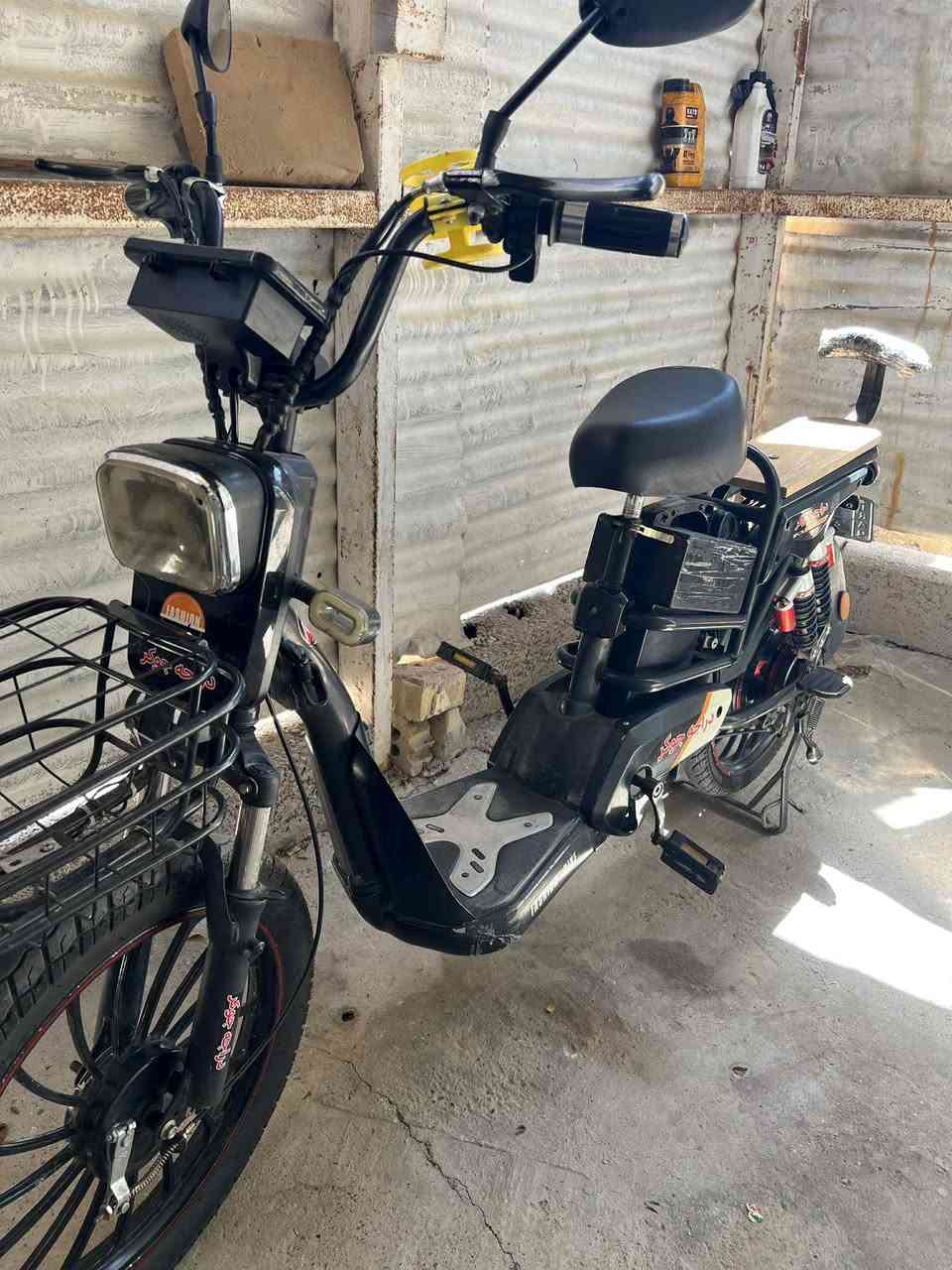 السلام عليكم عندي دراجه شحن جوكر للبيع دراجه نضيفه 
 ٤بطاريات 
 بلوتوث سماعه  السعر المطلوب275  ***********
