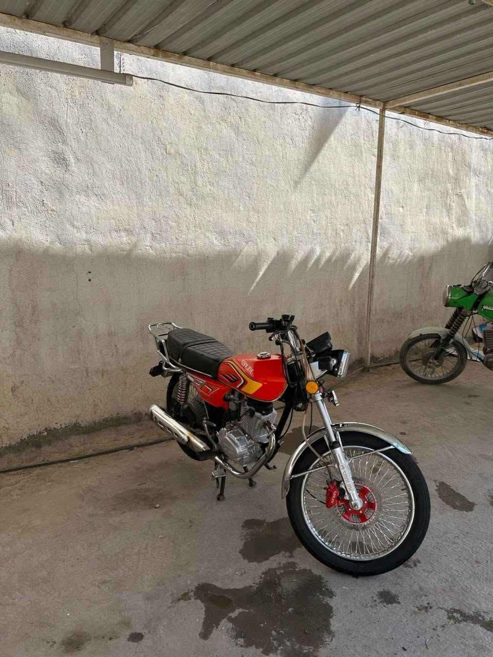 سلام عليكم
دراجة سونك موديل 2025 
اربعة گير دراجة كفالة وخير من الله
 السعر 650 وبيهه مجال قليل 
مكاني محمودية شارع السينما 
للاستفسار ***********
