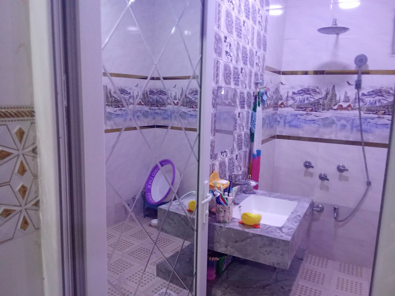 سلام عليكم لدينا بيت وحديقه مساحه 400متر البيت يحتوي 3غرف نوم صاله  داخليه و خارجيه استقبال الاستفسار ***********
