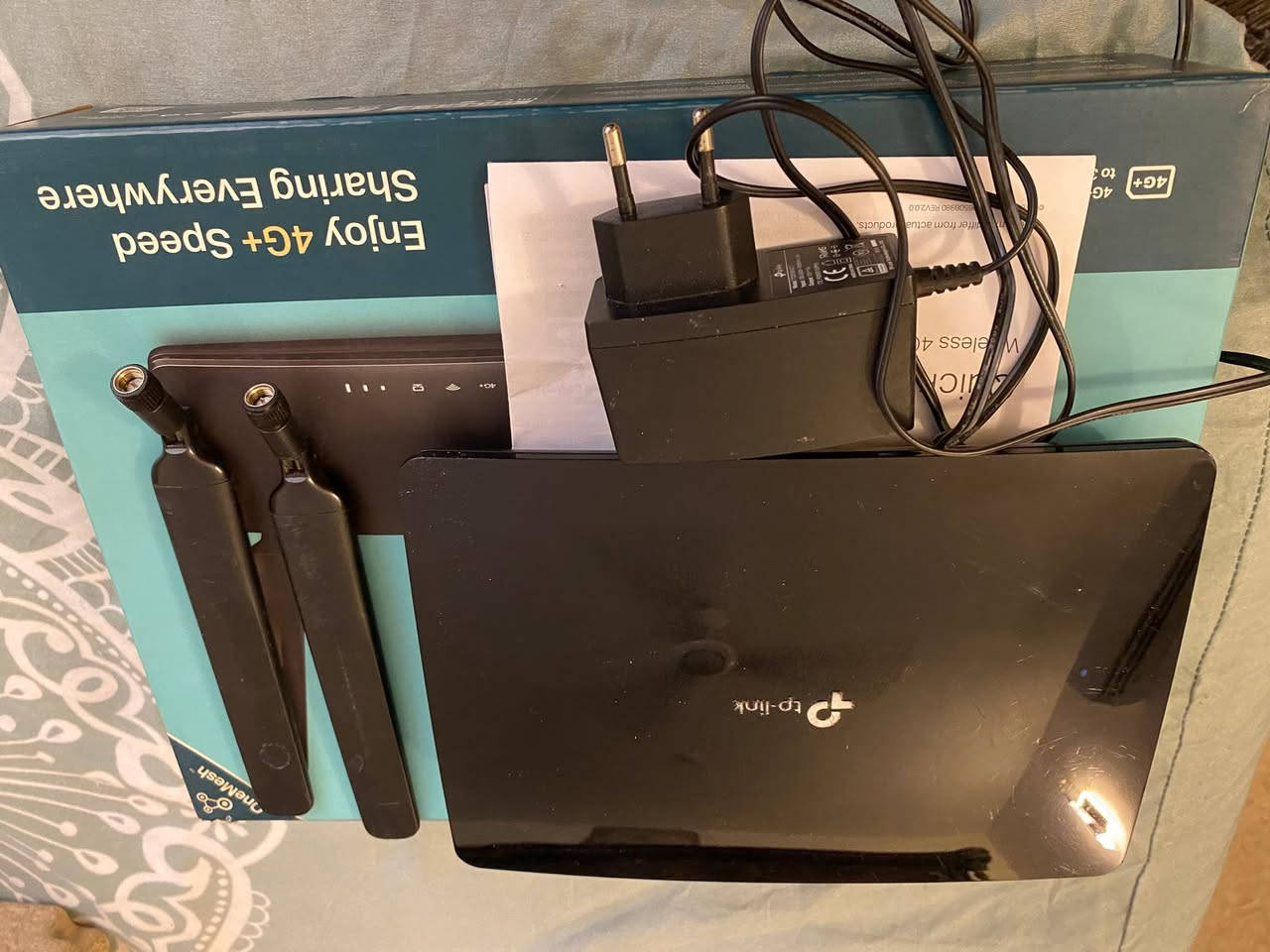 راوتر TP link Archer MR 600 الغني عن التعريف يشغل جميع الشبكات السيم كارت  zain - asiacell- korek وكذلك شبكات المشروع الوطني نظيف جدا مع كامل الملحقات .. السعر ٦٥ الف وبيه مجال بسيط 
هاتف ***********
