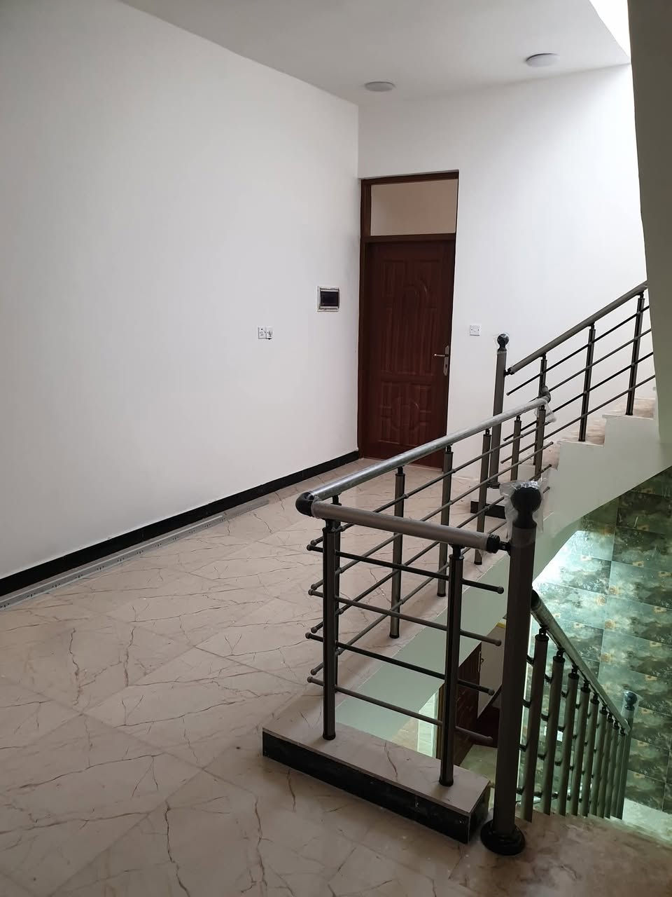 الدار للبيع 80 متر
_ واجهة ٤ نزال ٢٠
_ مدخلين 
_ الطابق الارضي  هول ومطبخ وغرفة وخدمات
_ الطابق الثاني غرفتين وخدمات
_ بناء ٢٠٢٥ 
_ العنوان الشعب حي أور الشارع العريض مقابل الدفاع المدني قرب المركز الصحي
_ للإستفسار أكثر واتساب فقط
***********
