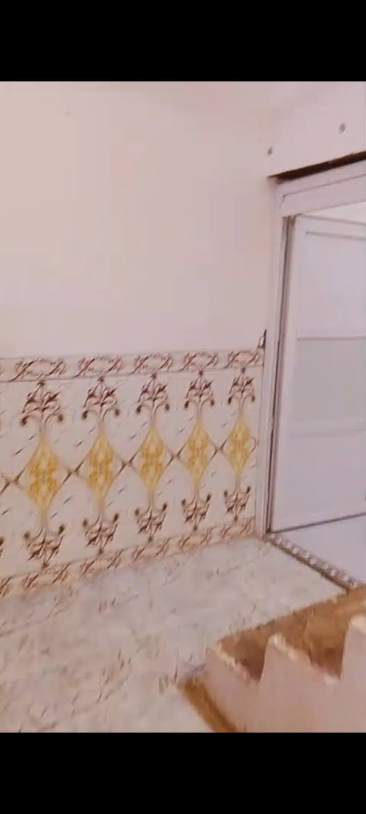 بيت للبيع مساحه 100م
طابق ونص. طابق ثاني فقط هيكل 
خدمات كامله. كهرباء /مياه/ مجاري/ تبليط /
العنوان قضاء الحر منطقة السواده شارع مدرسه الحسام 
يحتوي على غرفة نوم استقبال صاله مطبخ صحيات عدد 2 
جنس العقار طابو زراعي سند 25 إقرار محكمة 
يوجد تصوير للبيت 
اللاستفسار أكثر على الأرقام التالية 
***********
***********
