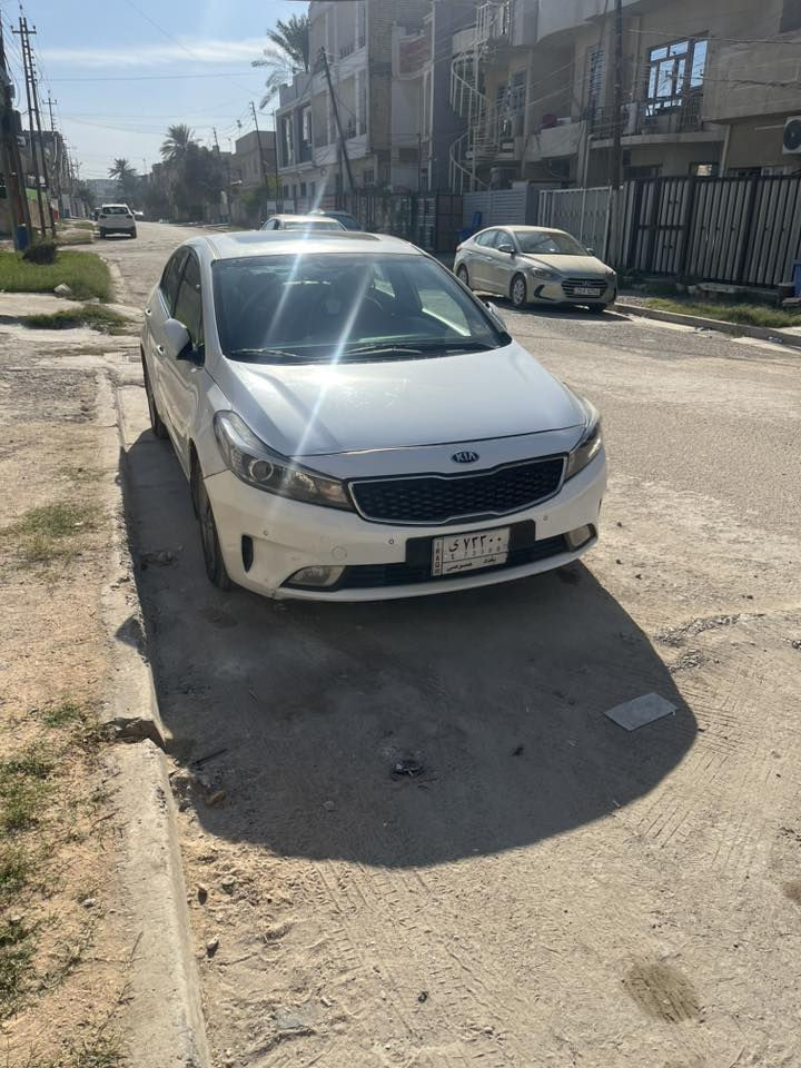كيا سيراتـو خليجي ( ايرانـي )
2017   السياره ماشيه 105
مكان السياره حي الخضراء 
مكيـنه 2000 كير ومكينه مكفوله 
بصمة تشغيل وابواب وصندوق
سلايد روف
تخم تاير جديد
تبريد قطعتين امامي خلفي 
كشنات جلدكشن السايق كهرباء 
الكشنات الاماميه تدفئه تبريد 
الكشنات الخلفيه تدفئة 
خزن وضعيات كشن السائق
تدفئه بل ستيرن 
شفتات sport بل ستيرن
تحكم ستيرن فول 
ستيرن متعدد الوضعيات 
ثلاث وضعيات للقياده[Eco+normal+sport] 
لايت زنون امامي 
لد امامي نهاري 
حساس امامي 
حساس خلفي 
كاميرا خلفيه 
(رادار جانبي )نظام النقطه العمياء بالمرايا الجانبيه 
(رادار خلفي ) تنبيه عند الرجوع للخلف والتنبوء بقدوم سياره من الجوانب الخلفيه يميناً ويساراً 
(مانع الانزلاق )+ABS
حساسات ضغط الاطارات
 نضام ترحيب عند لاقتراب من السياره 
شاشه لكشف العطلات والتحكم بميزات السياره 
منفذ USB+AUX
مثبت مسرعه Cruise control
بلوتوث + ثلاجة 
تبريد ثلج منفصل (دبل فريز ) DUAl 
سنوية 2028  تحويل فقط 
بيها الدوسات بيها ضربه وصبغ تعديل بارد بالجاملغ الامامي بدون تبديل السياره جاهزه اي نواقص مابيها 
السعر 145
‏‭ ***********
