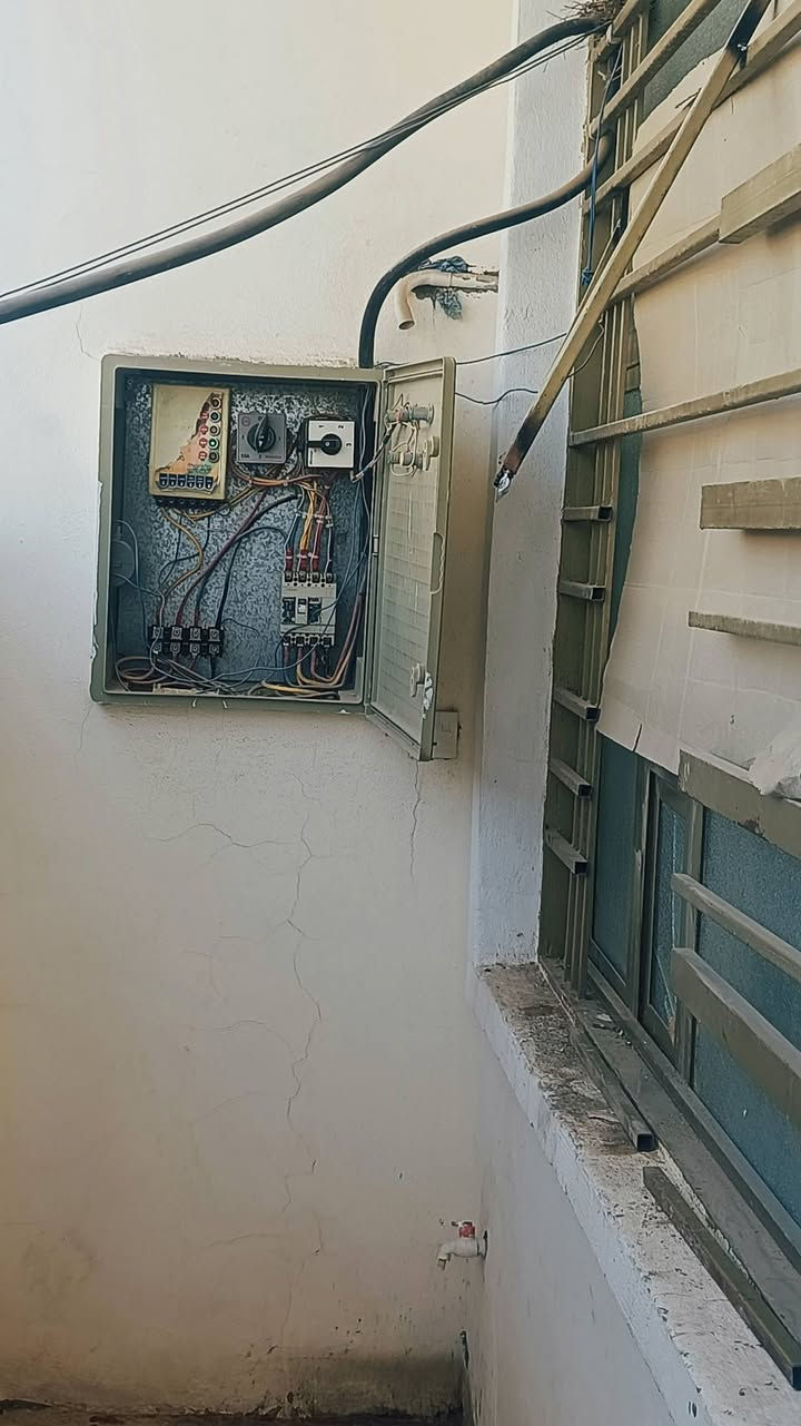 السلام عليكم بيت #للايجار كميره قرب مدرسة الفلاح شارع امير الكصاب 
طابق ثاني مساحه ١٠٠م الدرج والبالكون معزول عزل تام 
مدخلين وغرفتين نوم واستقبال  ومطبخ وبيتونه والسطح الك
كامل من كلشي 
تواصل ***********
