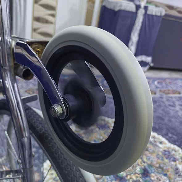 كرسي متحرك لذوي الاحتياجات الخاصة صنع ياباني مقعد 42 تاير 24 نظافة تامة. متانة جودة تحمل جداً عاليه استعمال يابان فقط الاتصال او المراسلة ***********
