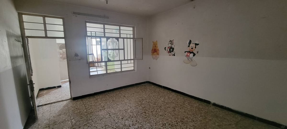 شقة للايجار في بغداد ام الكبر والغزلان 
بدون دلالية ، شارع العام  
مساحتها  ٧٥ متر 
طابق الثاني مساحتها ٧٥ متر
طابق الاول مساحتها ٧٥ متر 
الاتصال  ***********
