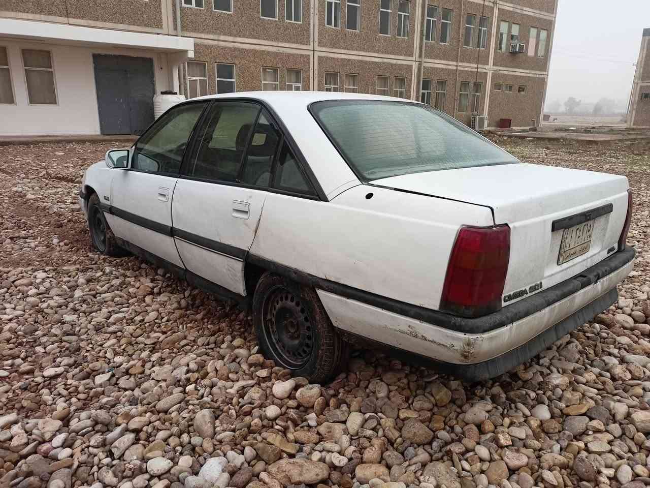 اوبل اوميكا حجم 20 ابيض موديل 1990 محرك نظيف و نشط قليل بيها صبغ قطعتين تقريباً  سيارة نصبتها حلوة  دشبول نظيف تايرات اربع جدد صدر جديد دسكات اربعه جدد رقم كركوك الماني الوكيل الاول بالحويجة يحول مايسوي وكالة  شغالة اضوية عالي ناصي ماسحات الكير يطلع صوت بس لمن تبدل عالثاني كشانه الامامية تريد دوشمة وتغليف والسقفية سعرها 27 وبيها مجال اتصل عالرقم ***********
