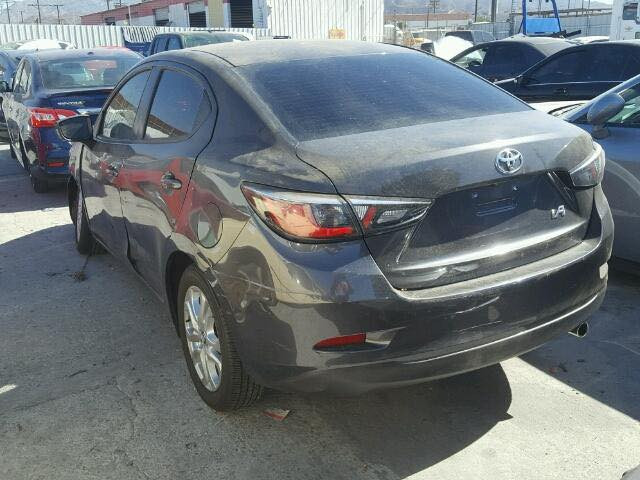 تويوتا  يارس أمريكي 2017 بصمه 
صبغ قطعه وحده  حادثها فقط طبله الويل صوره السياره واضحه ماشيه 45000 فقط 
سياره نضيفه كلش رقم ديالى محرك 1500
سعر 105$ 
***********
