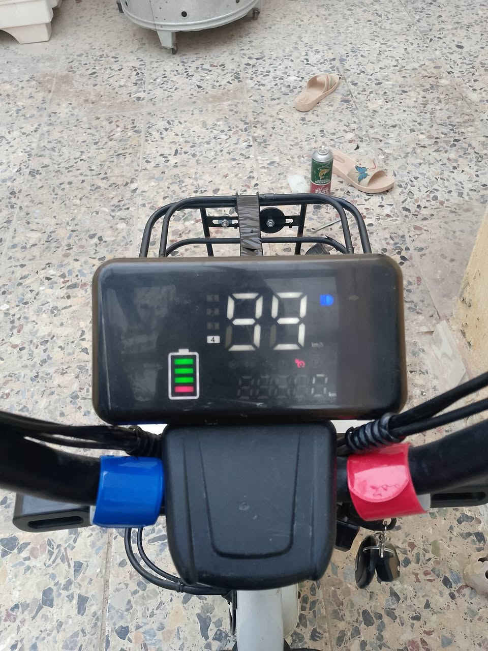 سلام عليكم:دراجة شحن:حجم 14:السرعة الحقيقية 40 دراجة نضيفة بطاريات جديدة:السعر 200وبيهة مجال العنوان مدينة الصدر رقم ***********
