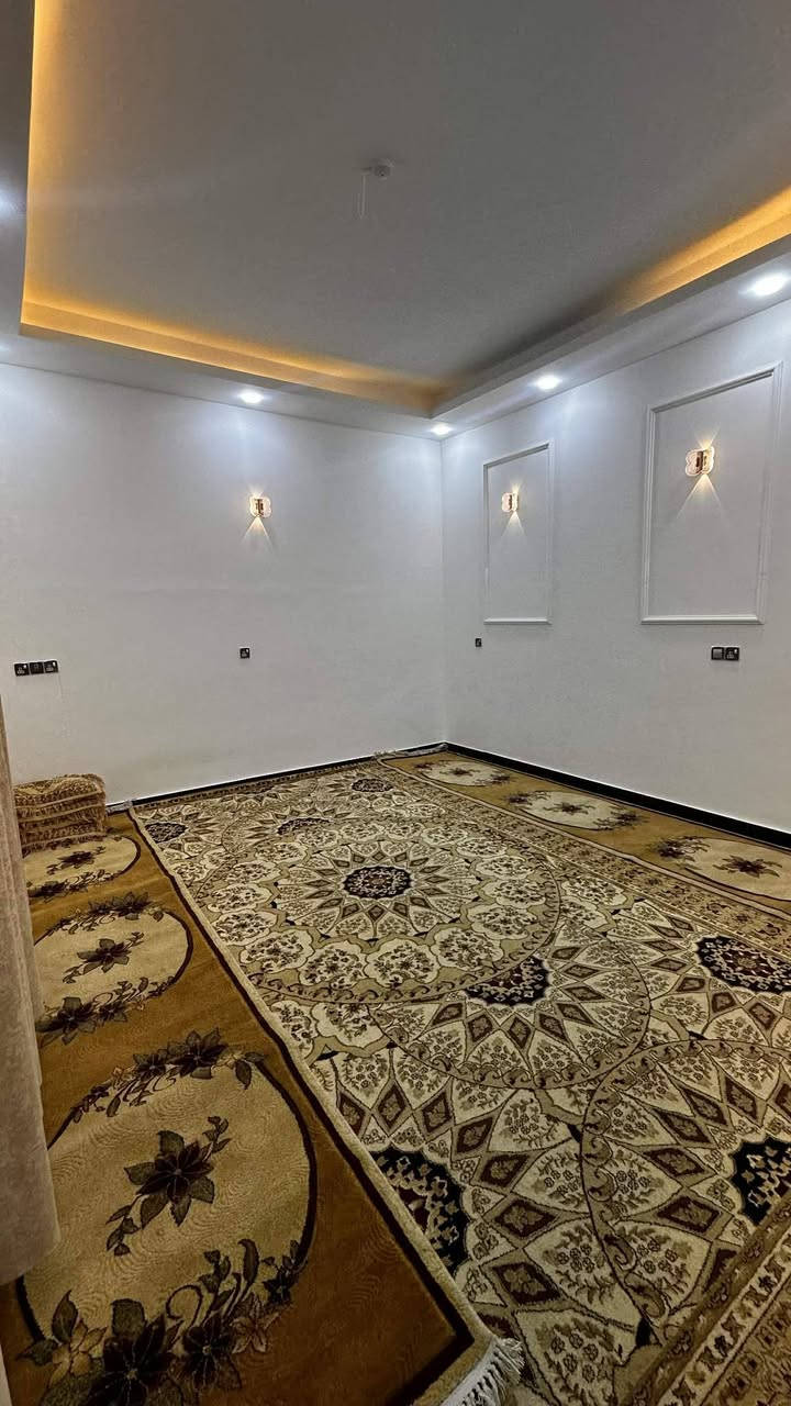 بيت للبيع طابو زراعي سند ٢٥ مساحته ١٠٠متر مربع بناءحديث كونكريت مسلح يتكون من غرفه وصاله واستقبال ومطبخ وصحيات داخليه وصحيات خارجيه ومنور وطارمه العنوان التقيه الثالثه داخل مجمع الروان السكني للاستفسار الاتصال بالرقم ***********

