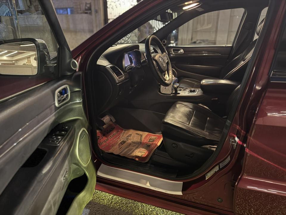 السلام عليكم
جيب للبيع  مديل 2015 
رقم بغداد محرك 6 المرغوب

‏2015 JEEP GRAND
‏CHEROKEE  HIGH
‏ALTITUDE

المواصفات:
• فول مواصفات 
• 3 شاشات
أوتوماتيكي
• فور ويل 4/4
• دبل سلايد بانوراما
• تشغيل عن بُعد 
• شاشة وسطية كبيرة 
• شفتات ستيرن
• صندوق كهربائي 
• دبل كزوز خلفي
• حساسات أمامية وخلفية
• نظام صوت 12 سماعة
• جكات
• قطعتان تبريد ثلج
• مقعد بذاكرة 3 وضعيات
• مقاعد جلد أصلية – كهربائية مع تدفئة وتبريد
• تدفئة مقاعد خلفية
• سيدي مع ريموت تحكم بالشاشة
• مرايا كهربائية 
• مري قلاب مع R
• 
• الداخلية صاج ملكي
• نظام ملاحة Navigation
• كاميرا خلفية دوارة أصلية
• ستيرن كهربائي مع تدفئة
• فول تحكم استيرن (جهتين أمامي + جهتين خلفي)
• ناقل حركة 8 سرعات
• نظام سبورت S
• نظام اقتصادي
• مرايا جانبية تدفئة وحساسة للضباب تعمل تلقائياً مع إشارة بالمرايا
• أضواء LED أمامية وخلفية

حادثها جاملغ امامي جهت السائق

 السعر  22,000 $
مكان السيارة بغداد  زيونة
***********
