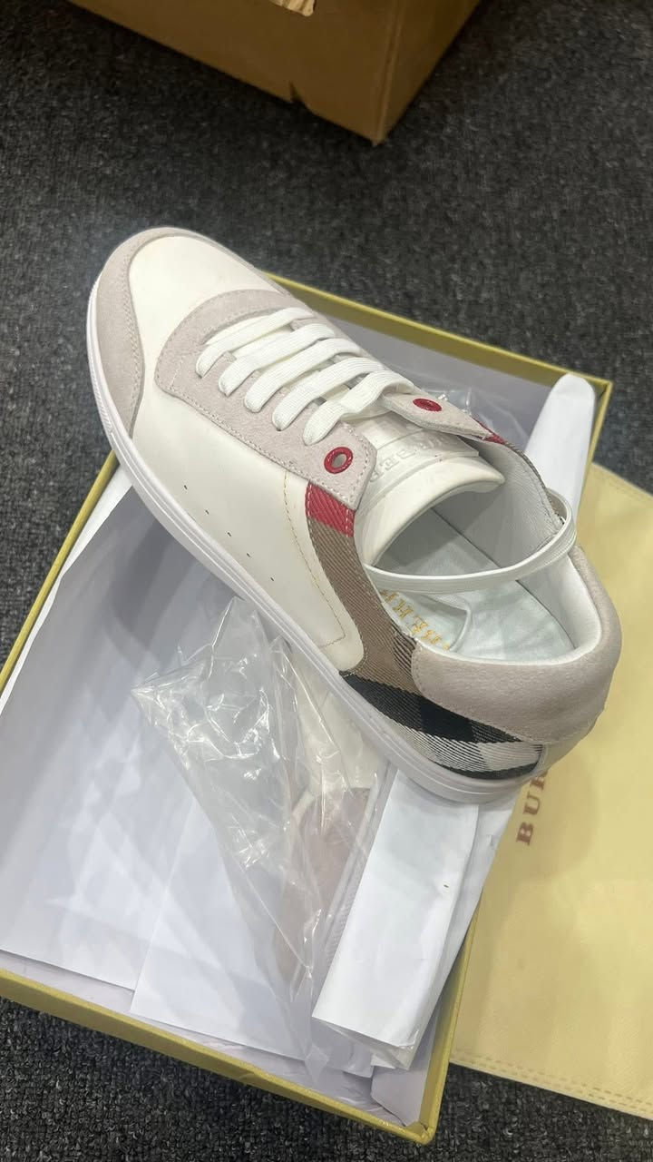 قياس 41 
سنيكرز بربري "ريث" (Burberry Reeth Low Top Sneakers)، وهو يتميز بالتصميم الكلاسيكي للعلامة التجارية الذي يجمع بين الجلد والكانفاس المزين بنقشة المربعات الشهيرة (House Check). 
The Luxury Closet
The Luxury Closet
 +1
تفاصيل الحذاء:
المواد: صُنع الجزء العلوي من جلد العجل عالي الجودة مع أجزاء من الشمواه والقماش القطني (الكانفاس) المزين بنقشة مربعات بربري.
التصميم: يتميز برقبة منخفضة وتفاصيل باللون الأحمر عند فتحات الأربطة العلوية، مع نعل مطاطي متين يوفر الراحة للاستخدام اليومي.
بلد المنشأ: تشير المصادر إلى أنه حذاء من تصميم دار الأزياء البريطانية بربري.


**إذا كنت صاحب هذا الإعلان وتريد حذفه لأي سبب، رجاءا أرسل رسالة إلى الدعم الفني**