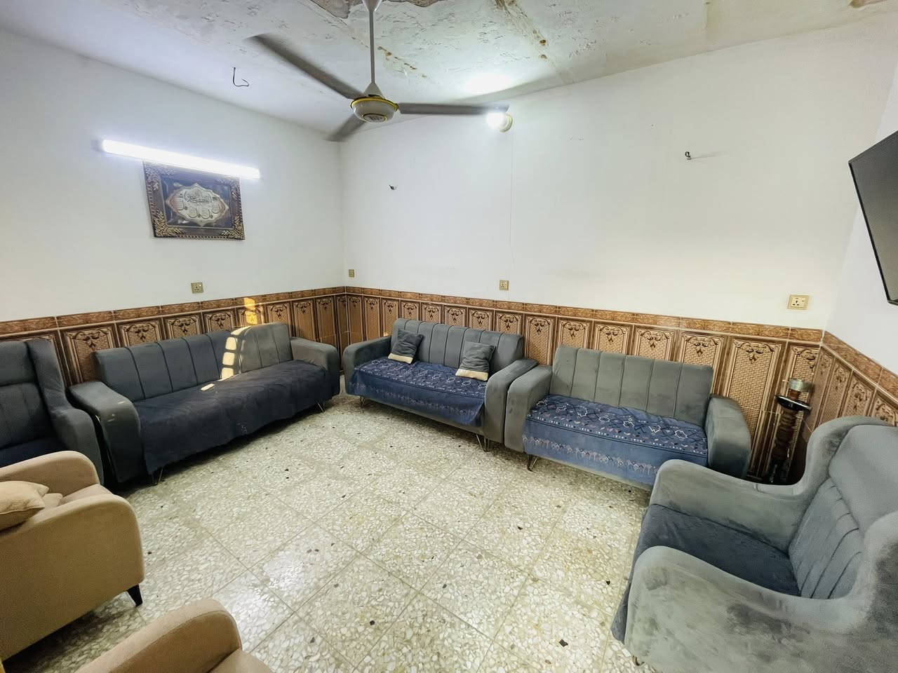 السلام عليكم تخم للبيع ١٠ مقاعد لون رصاصي تكمه نضيف السعر ٢٠٠ وبيه مجال العنوان البلديات الرقم *********** ملاحظة ( القنفه ام ٣ بيها ضرر بسيط)
