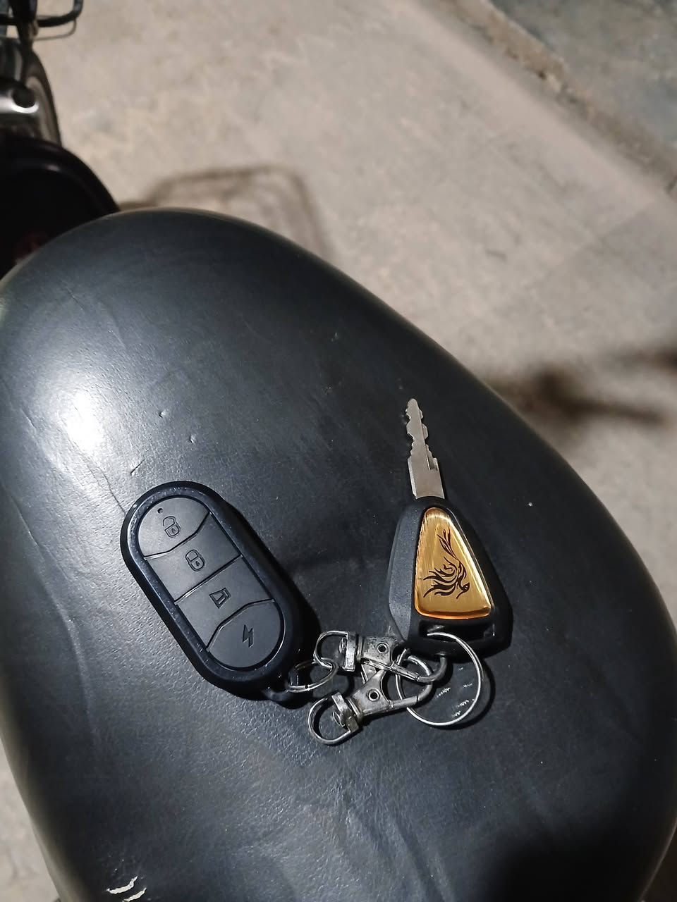 سلام عليكم دراجة شحن للبيع شركة (HIS) 800w 60v بطاريات جدد +بصمه  سعر 425ألف  وبي مجال
تواصل ***********
