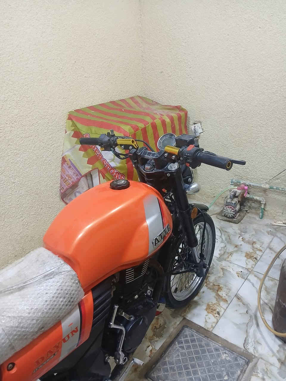 سلام عليكم دراجة لايتي للبيع موديل ٢١ طالعة ب ٢٢ أوراق اصولي شرط الترقيم مكينة ممفتوحة كهربائيات كله شغالة مكاني كربلاء  للاستفسار اتصل على الرقم التالي  *********** واتساب.                 ***********
