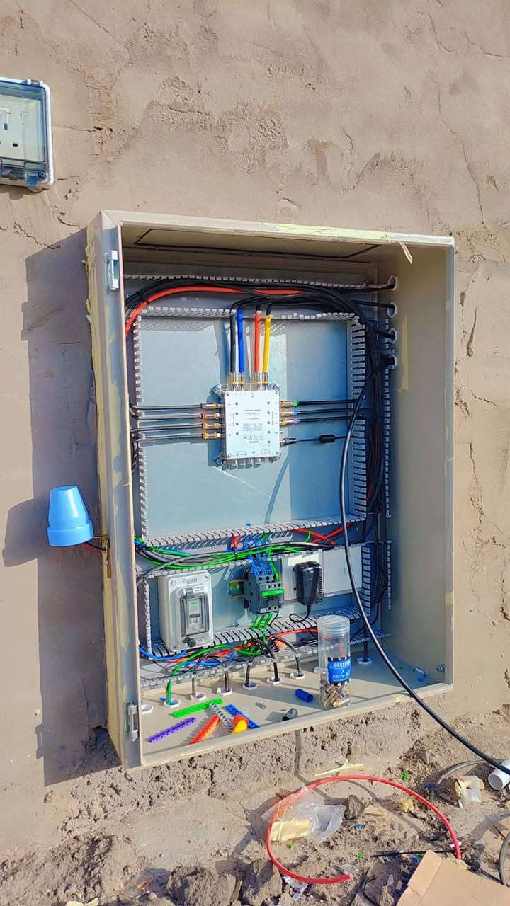 📡 عندما تكون الجودة مطلباً... فالدقة هي العنوان.
تنفيذ بورد خاص بمنظومة الستلايت المركزي (Multi Switch) لعدد 7 رسيفرات من شركة مورال، مع ضبط وتثبيت القمر نيلسات بنسبة إشارة 98% لضمان أعلى استقرار وأفضل أداء للمشاهدة.
🔹 توزيع احترافي للإشارة
🔹 ثبات عالي وجودة مضمونة
🔹 تنفيذ مرتب وفق الأصول الفنية
تنفيذ كادر الماستر للتأسيسات الكهربائية وبوردات السيطرة.
نسعى دائماً لتقديم عمل يليق بثقتكم... وإن شاء الله الشغل يعجبكم.
للاستفسار الاتصال على 
***********
