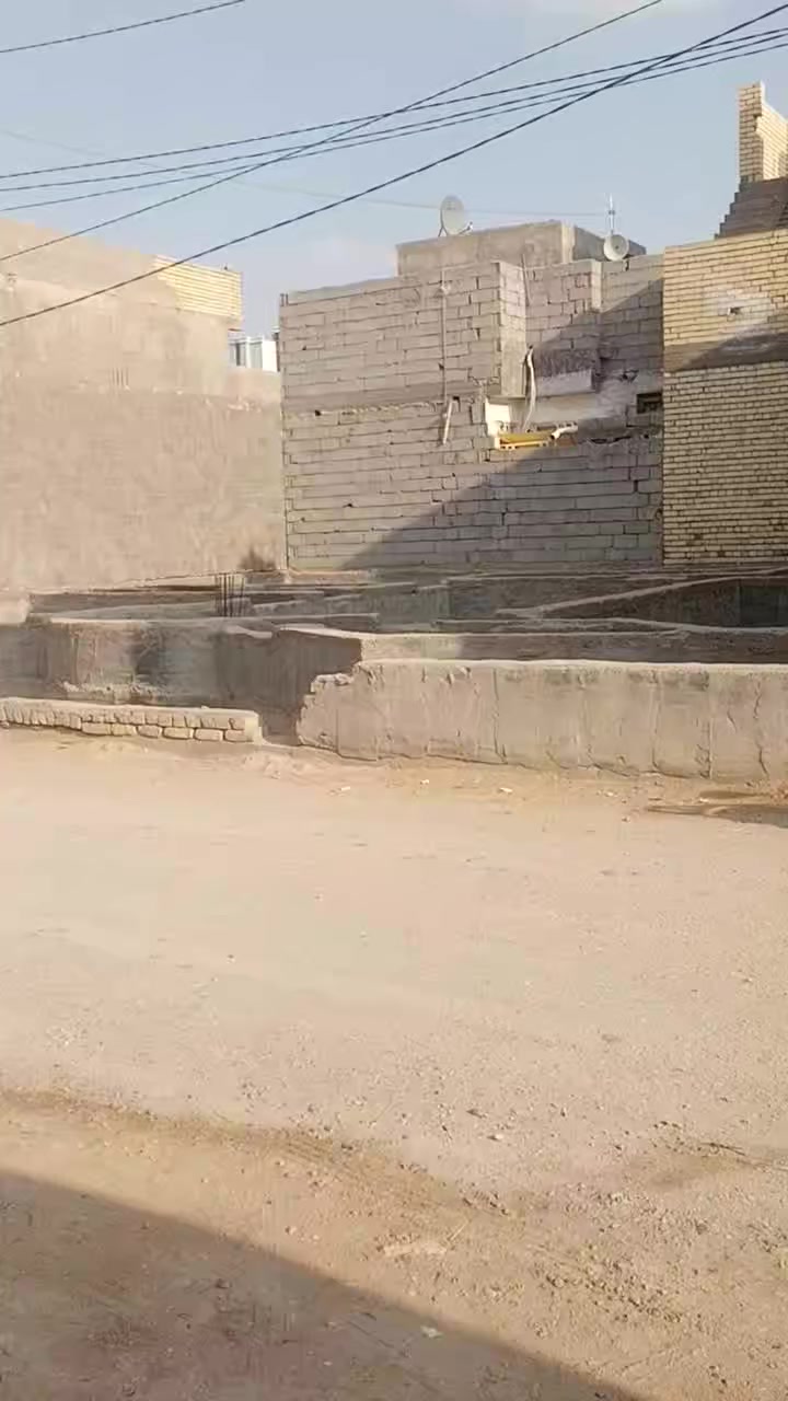 السلام عليكم قطعة ارض مناسبه جدا  للبيع المساحه 100 متر  الواجهه 7 وربع طابو زراعي سند 25 اقرار محكمه من صاحب الارض مباشر بأسمك تتحول مكانهه في حي العباس الفرع الثالث بسايد الرجعه لبغداد من تيل 12 اله مدخل واله مدخل ثاني من تيل 25 قريب علحولي مال حي العباس .. تبعد كيلوين عن الامام متوفر كافة الخدمات والتبليط السعر 60وبيه مجال  ***********
