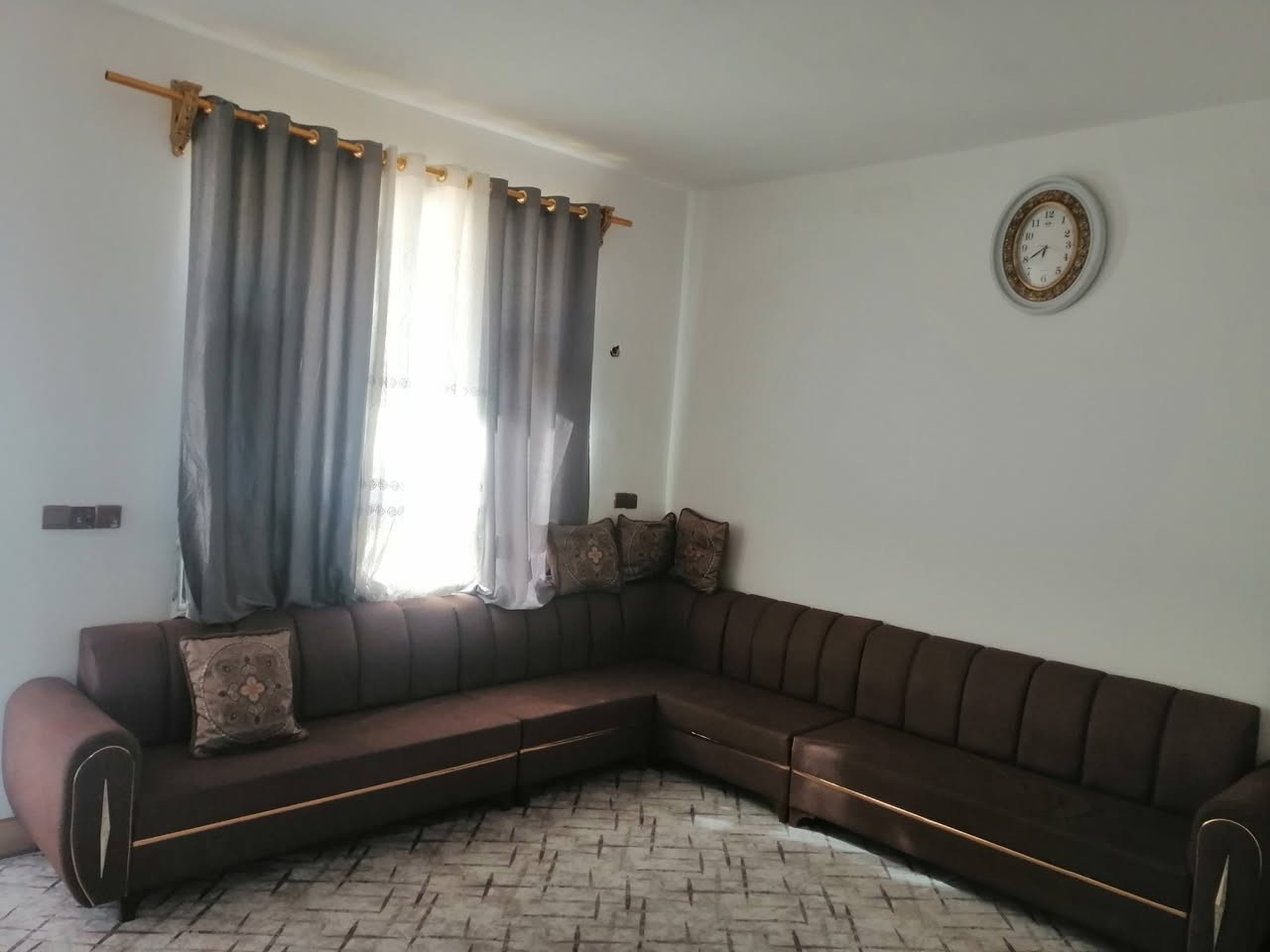 السلام عليكم بيت 100 م للبيع بحي النصر مقابيل مستشفى نصر بيت بلديه بيت فول سيراميك ستايكر متواجد خاص او *********** // سعر 52 بي مجال
