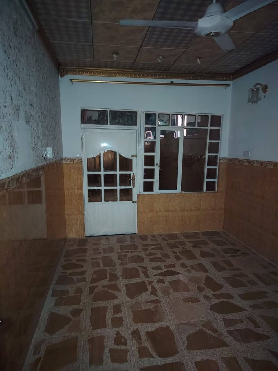 بيت الايجار حي السماح قرب جوري ماركت غرف نوم وهول واستقبال مطبخ و صحيات وكراج طابق الثاني غرف نوم  مطبخ و صحيات ***********/***********
