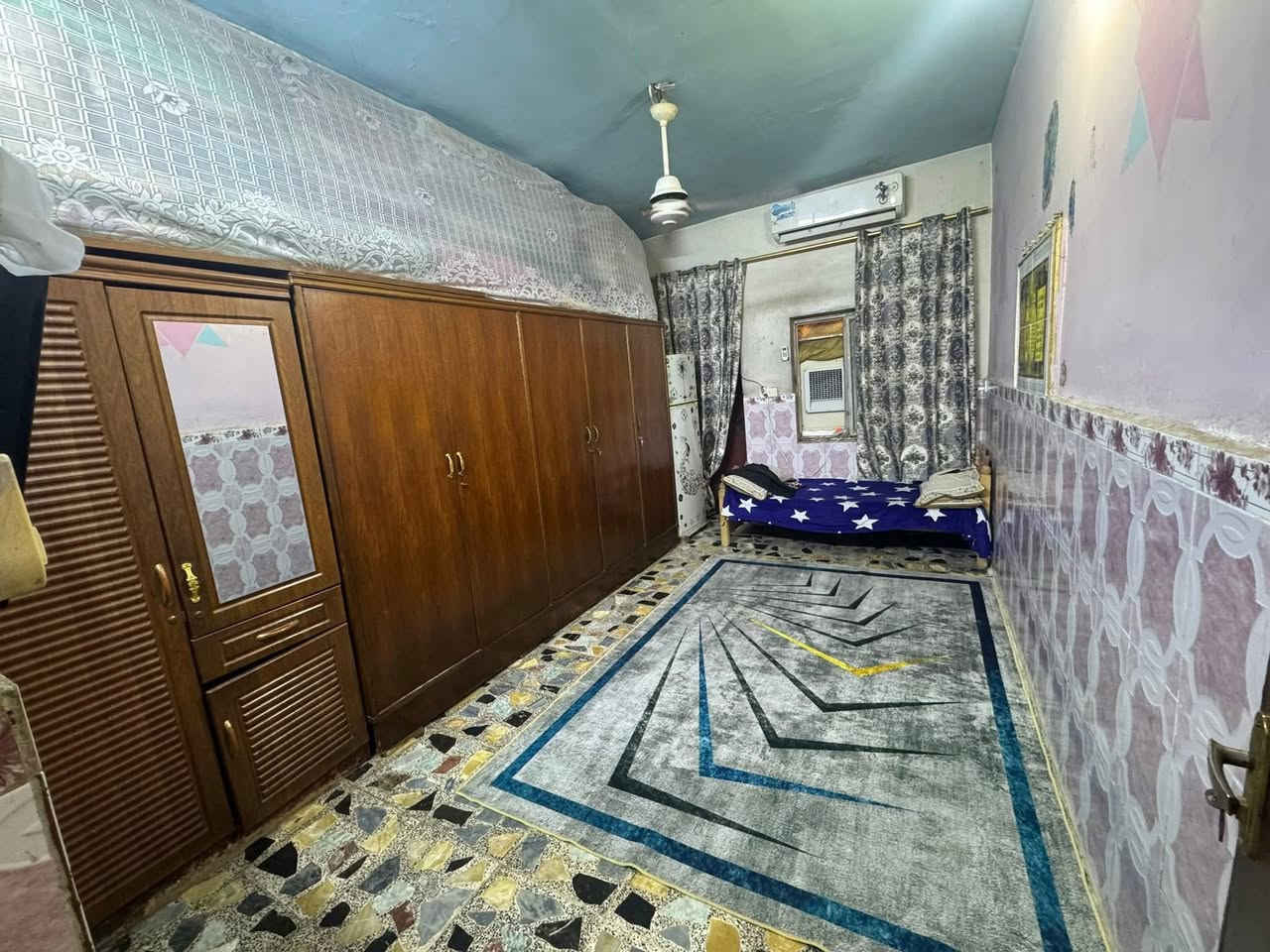 بيت للبيع / طابو ملك صرف
الموقع الشعب نهاية الفورتات مجاور مستشفى الزهراء الاهلي 

المساحه79متر  واجهه 3.5 نزال 22.5

 بناء 2017

البيت مدخل واحد +طابق واحد 

-الطابق الاول / طرمه +حمام خارجي + استقبال + غرفة +مطبخ + حمام+ترك

-الطابق الثاني/ يحتاج اله بناء ١٠ سوف طابوق يكمل +بيتونه كامله 

الُبيت داخل فرع مغلق مرتب من كل نواحي 

 شارع عريض 10

للاستفسار الاتصال على رقم هاتف ***********

السعر 90 مليون قابل للتفاوض
