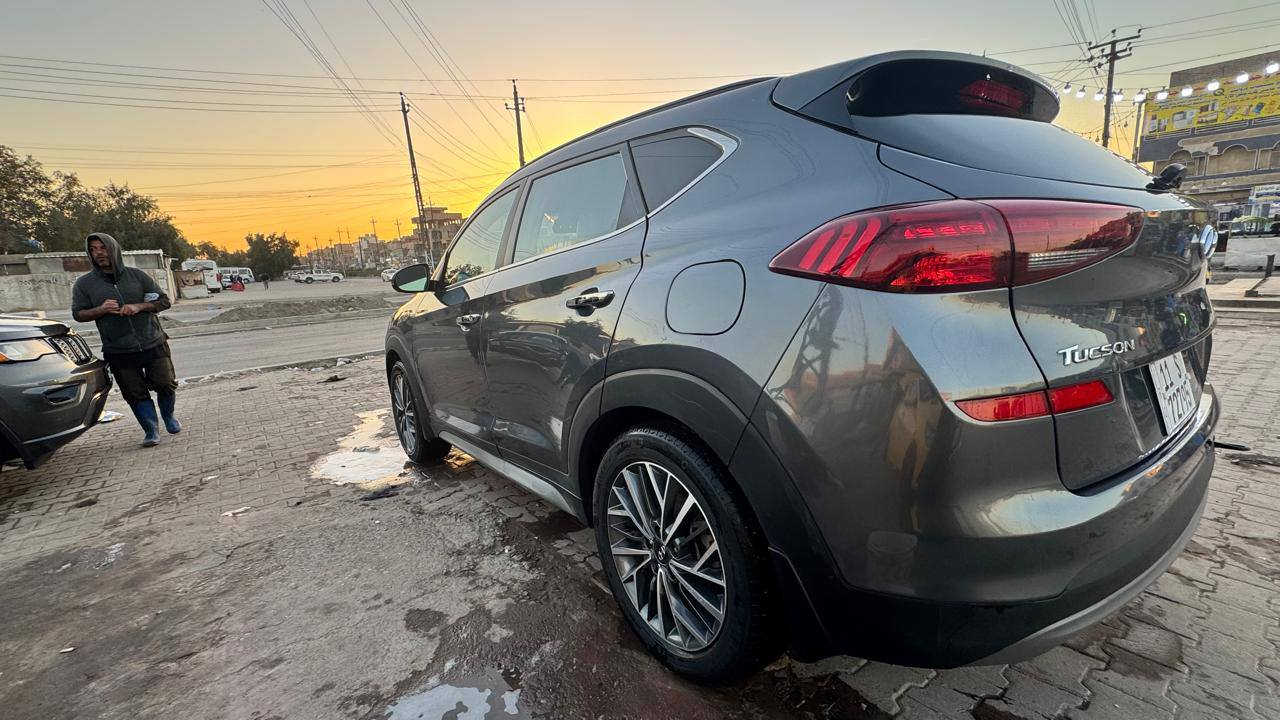 السلام عليكم ورحمة الله وبركاته مكلف بالنشر للبيع توكسان موديل 21 فول مواصفات ماشية 33 ألف حادث جاملغ وباب السائق مصبوغة حزام رقم بغداد دولي تحويل مباشر المكان بغداد م الصدر للاستفسار الاتصال على الرقم ***********
